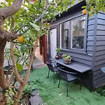 Fitzroy-Private Rooms Guest House 4Beds 2Baths