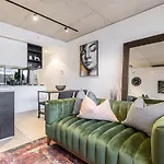 Industrialstyle Pad In Cool Grungy Neighborhood