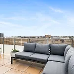 Stylish And Modern With Large Balcony, Wifi And Parking