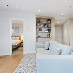 Stylish And Modern With Large Balcony, Wifi And Parking