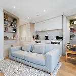 Stylish And Modern With Large Balcony, Wifi And Parking