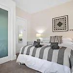 Awesome Albert Park Art Deco Gem 2 Bedroom Bevan 2