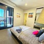 Mt2506 - 1 Bedroom Huts Nestled In The Docklands With Gym & Pool