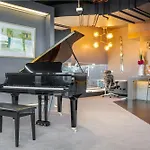 Luxurious Entire Top Floor Penthouse At Eureka Tower