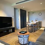 Boulevard Retreat 2B2B Apt In Melbourne With Pool