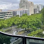 Boulevard Retreat 2B2B Apt In Melbourne With Pool