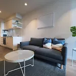 Melbourne City Sky Home - L32 City View