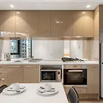 2Br Prime Spot! Steps From Crown & Yarra River