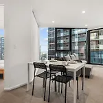 2Br Prime Spot! Steps From Crown & Yarra River