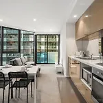2Br Prime Spot! Steps From Crown & Yarra River