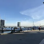 Explore Docklands Lovely Apartment Lvl8