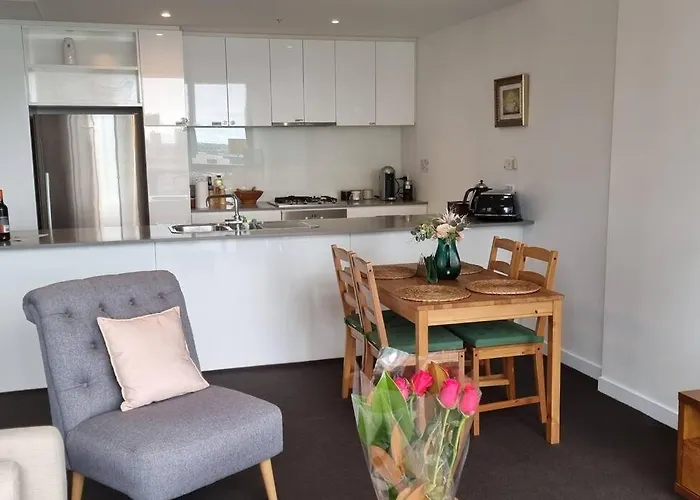 17 Floor Waterfront Apartment Docklands 2Br 2Car