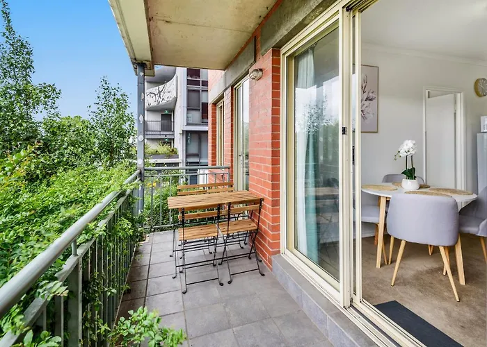 Chic 2-Bed Apartment Near Albert Park & Chapel St