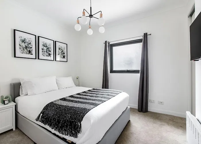 \'Flinders Lane Flair\' Compact City-Centre Comforts