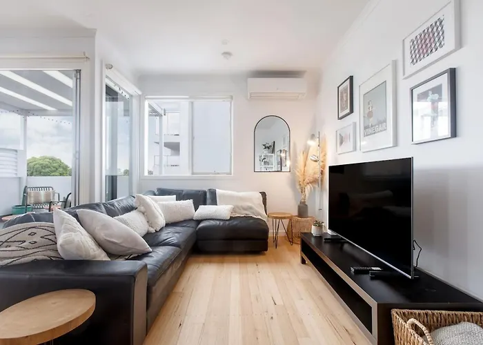 \'Laidback Lygon\' A Two-Storey Inner-City Oasis