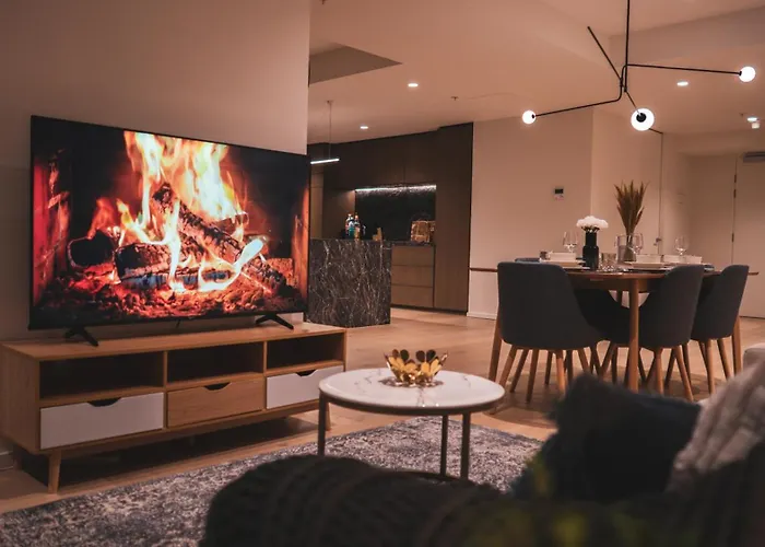Luxe Panoramic 3 Bedroom Penthouse With Onsite Parking