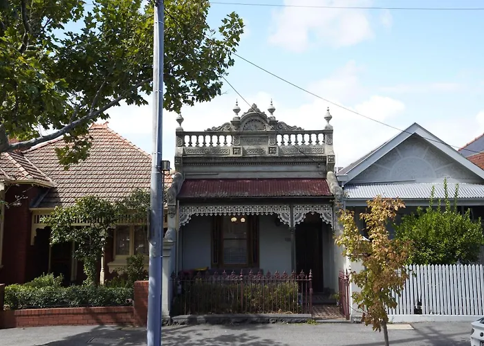 2 Bedrooms House In Carlton Central