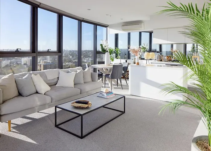 \'Panoramic Elegance\' Stylish Off Chapel St With Pool