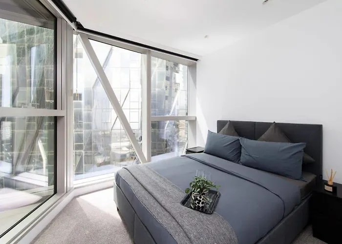 A Spacious & Lux Apt For 5 Next To Southern Cross