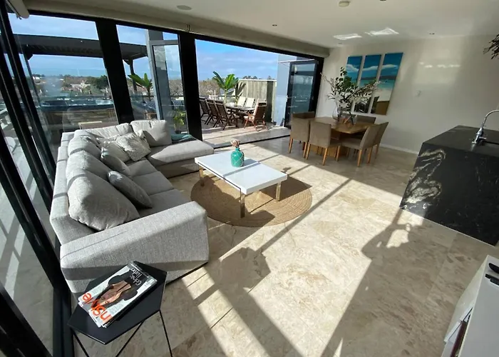 Modern 2Bed Penthouse In St Kilda With Parking & Spa