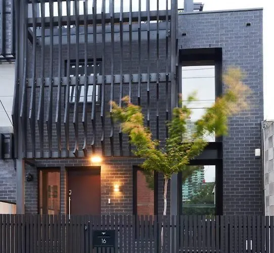 Brilliant Townhouse In Sensational Sth Melb Law