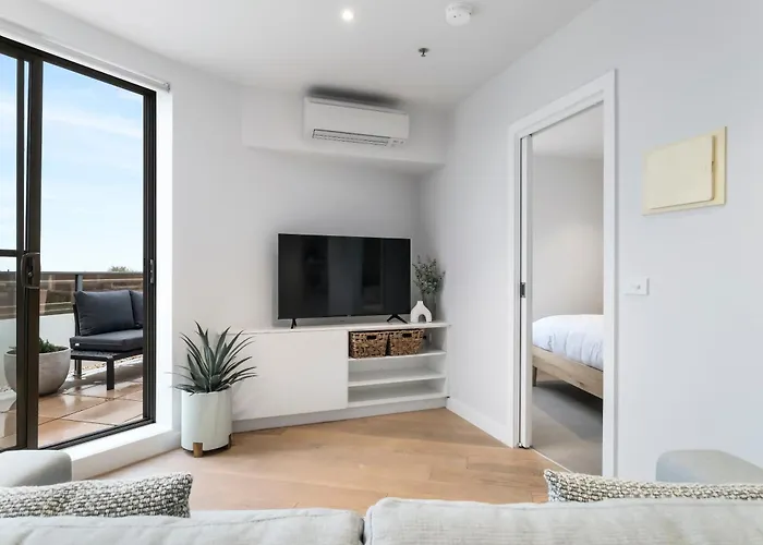 Stylish And Modern With Large Balcony, Wifi And Parking