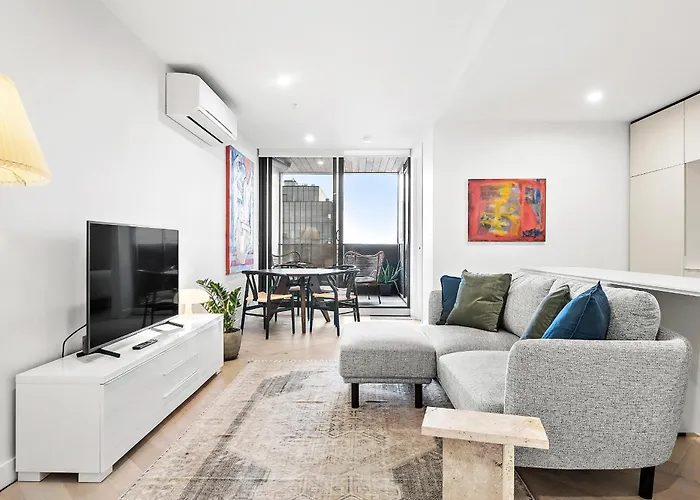Artistic Urban Getaway Just Off Smith Street!