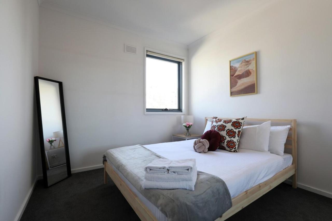 Extra Large 2 Bedroom In Melbournes Southbank Apartment *