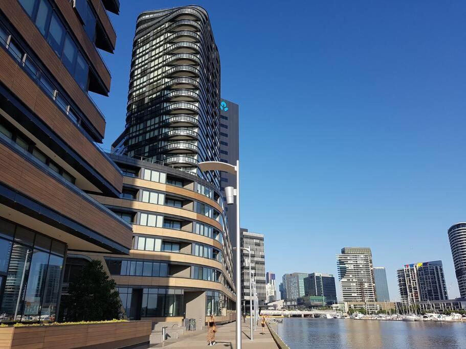 Docklands Riverside Views *