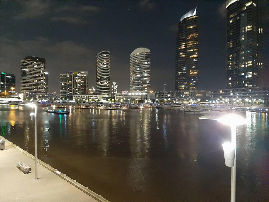 Docklands Riverside Views *