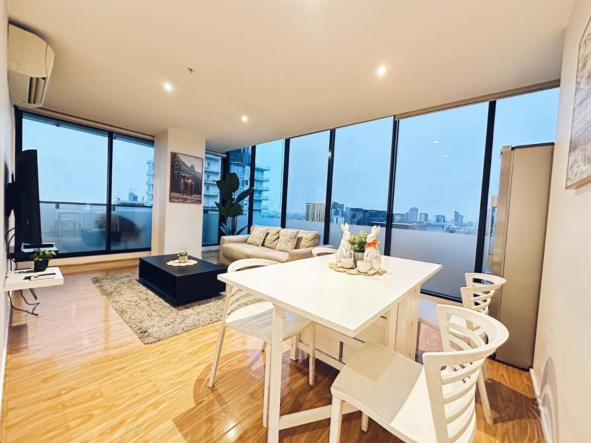 Apartment Spacious Family-sized 2br Apt Near Crown Casino + Carpark On Site *