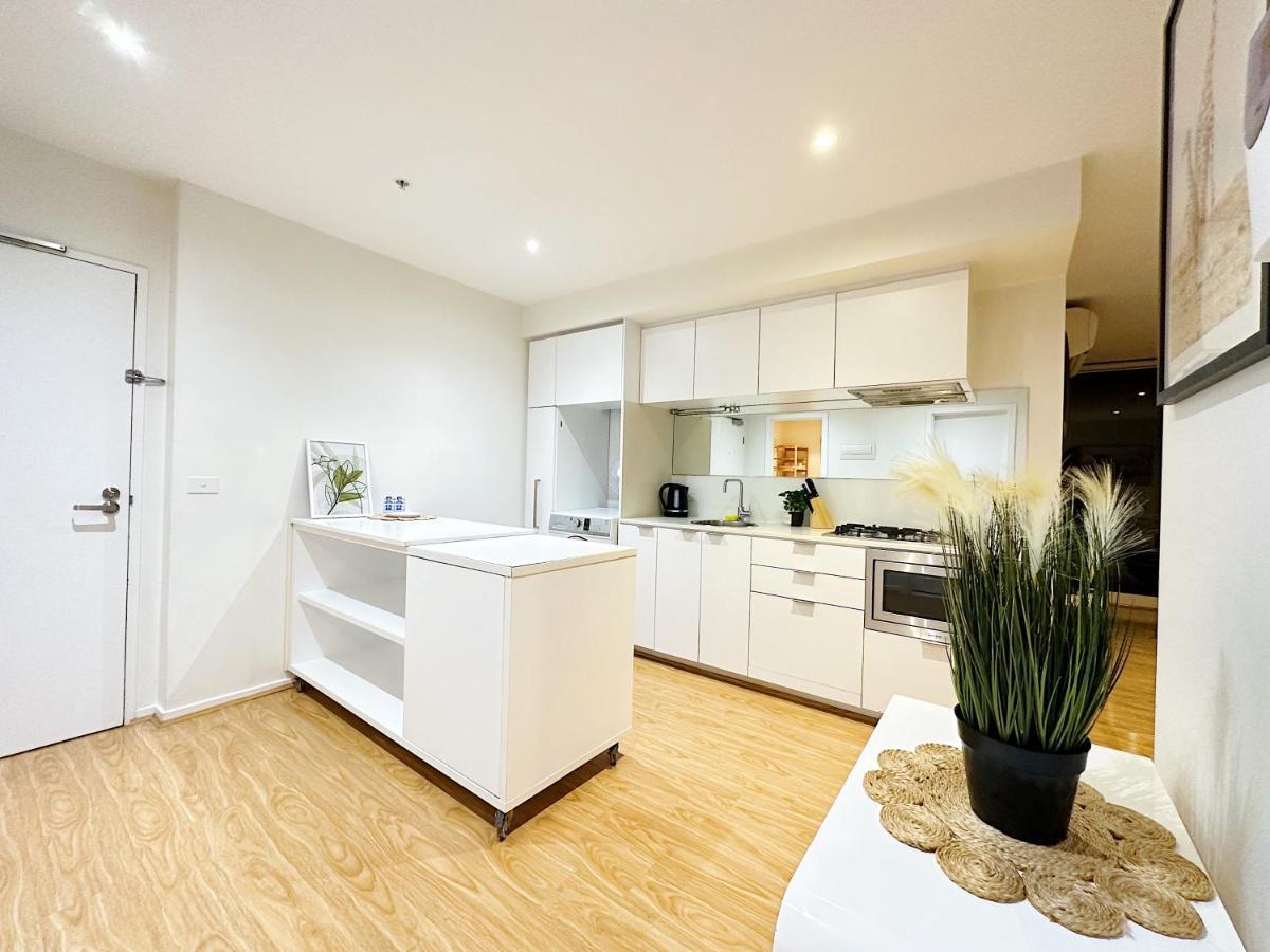 Spacious Family-sized 2br Apt Near Crown Casino + Carpark On Site *
