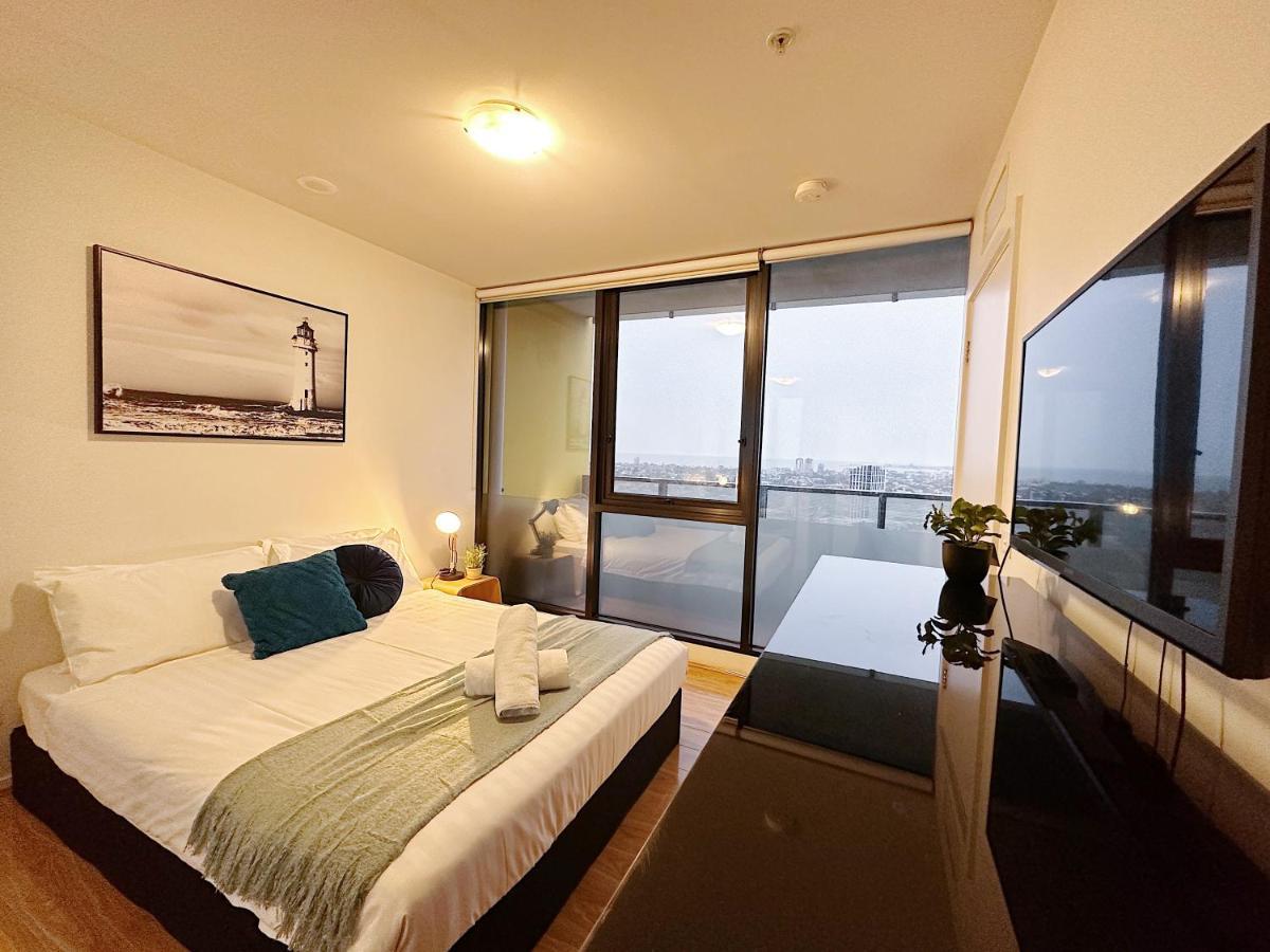 Apartment Spacious Family-sized 2br Apt Near Crown Casino + Carpark On Site