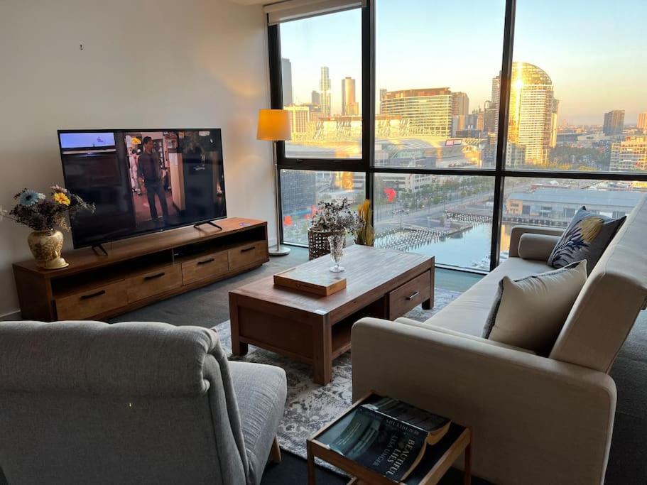 17 Floor Waterfront Docklands 2br 2car *