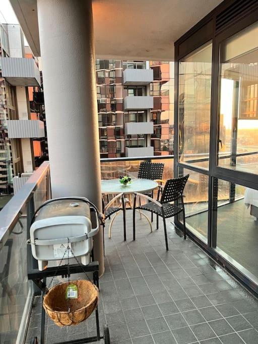 17 Floor Waterfront Docklands 2br 2car Apartment