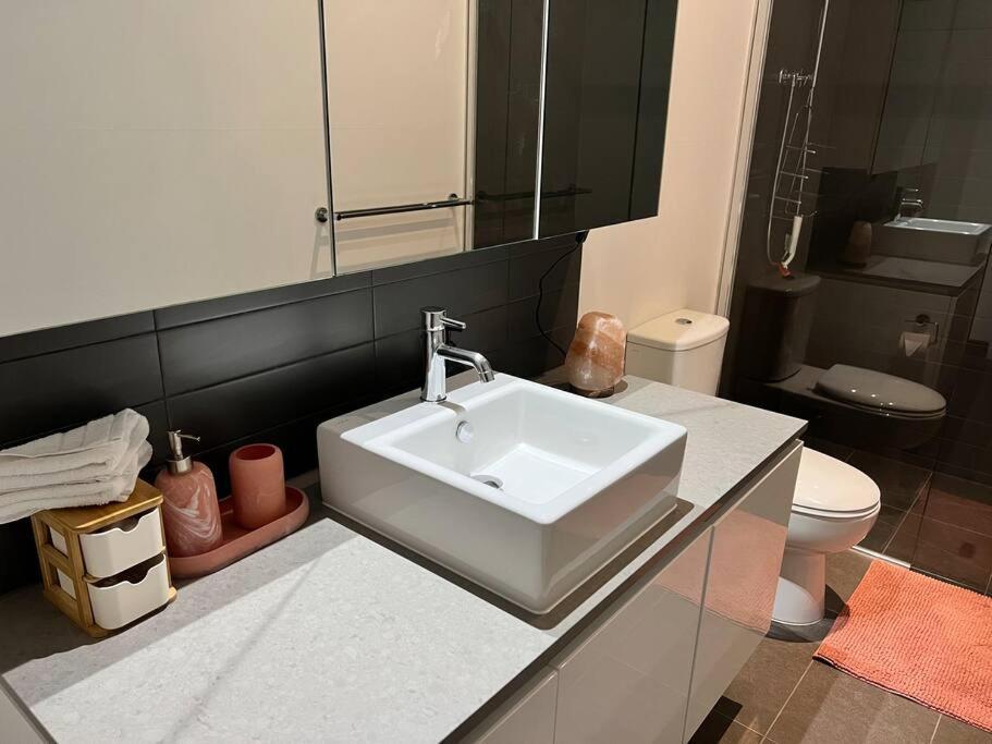 17 Floor Waterfront Docklands 2br 2car Apartment *