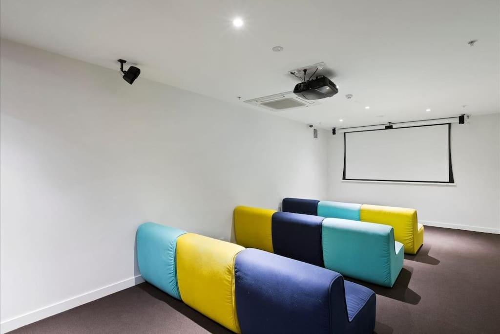 17 Floor Waterfront Docklands 2br 2car Apartment