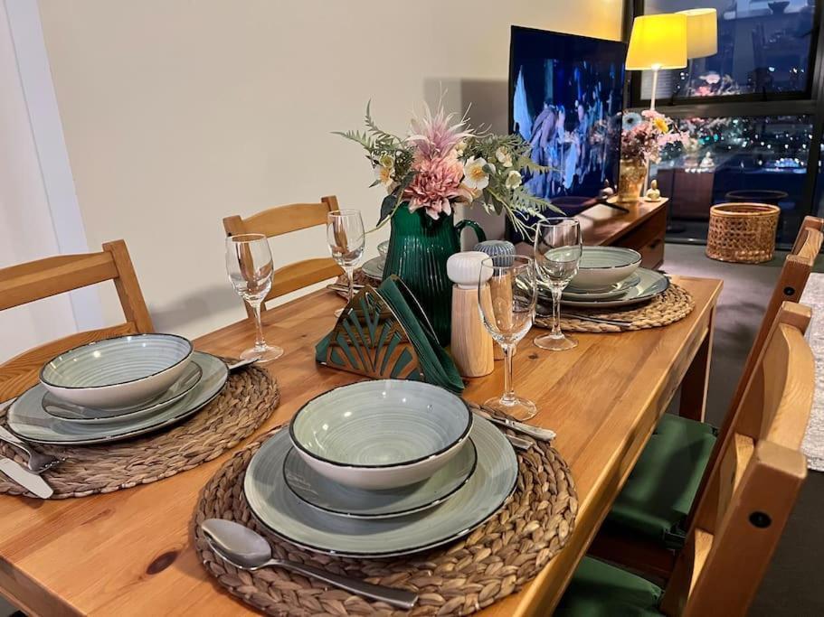 17 Floor Waterfront Docklands 2br 2car *