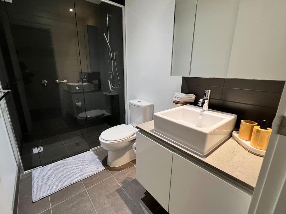 17 Floor Waterfront Docklands 2br 2car Apartment
