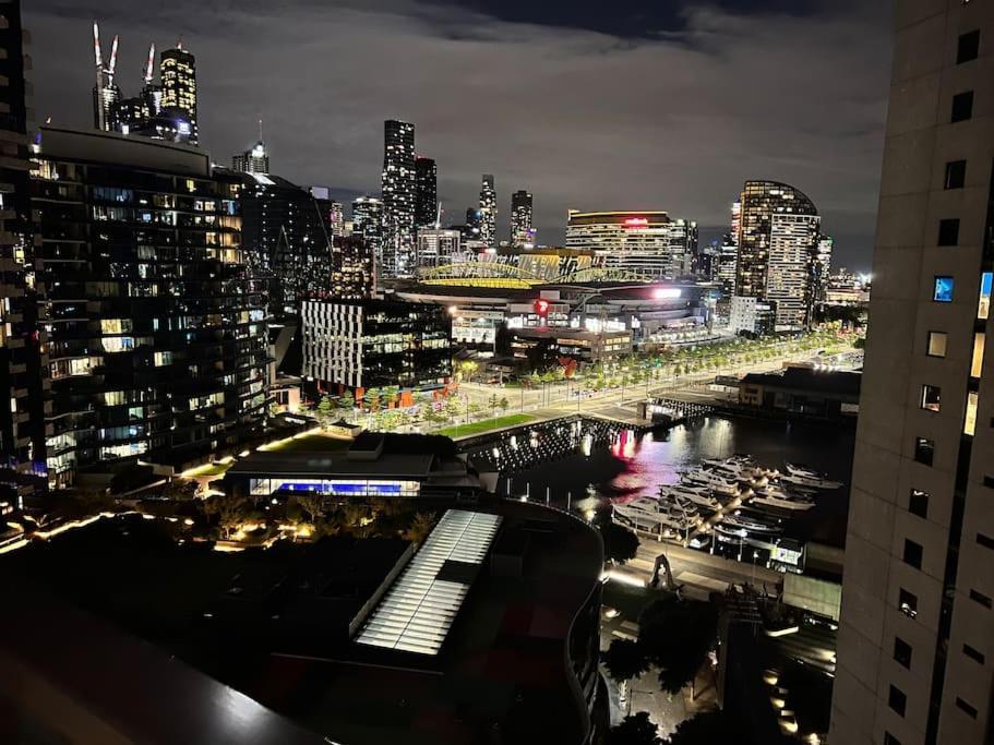 Apartment 17 Floor Waterfront Docklands 2br 2car