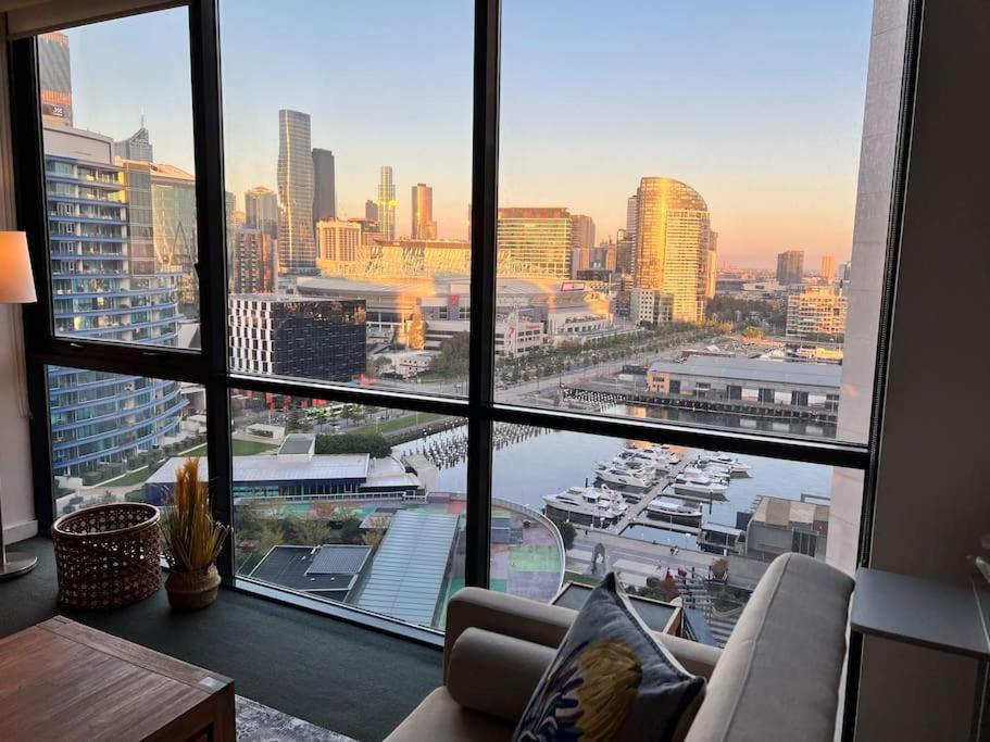 17 Floor Waterfront Docklands 2br 2car Apartment Melbourne