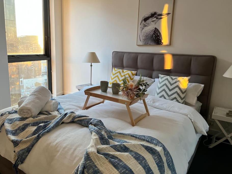 17 Floor Waterfront Docklands 2br 2car Apartment Melbourne