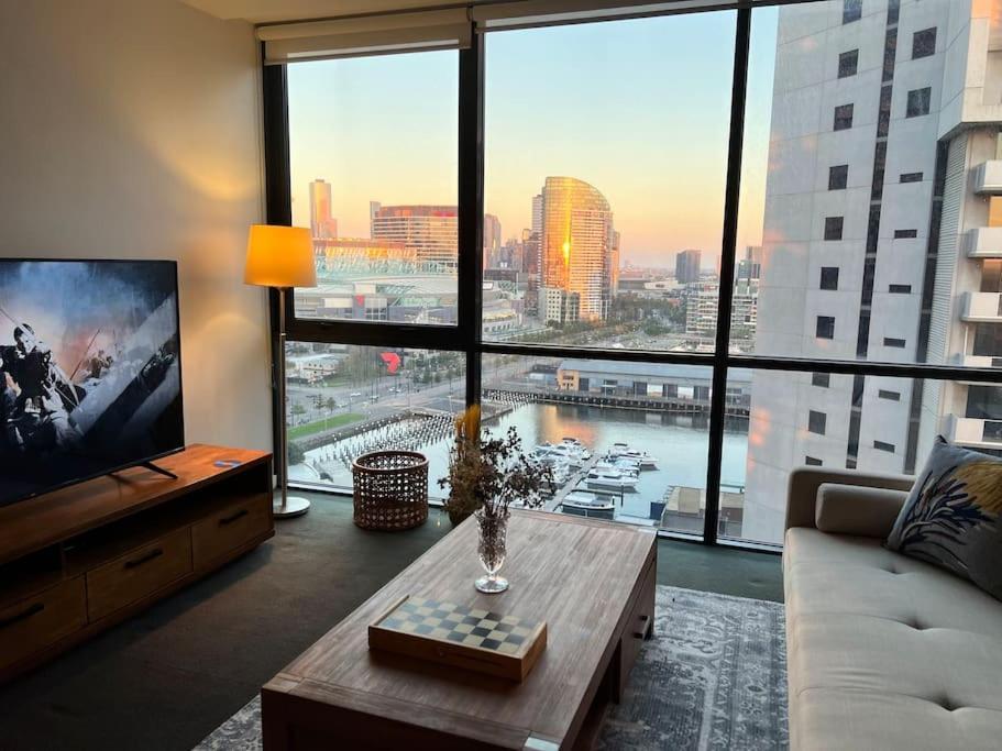 17 Floor Waterfront Docklands 2br 2car Apartment
