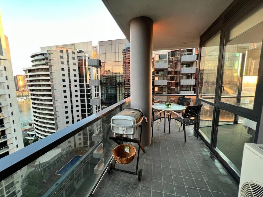 17 Floor Waterfront Docklands 2br 2car