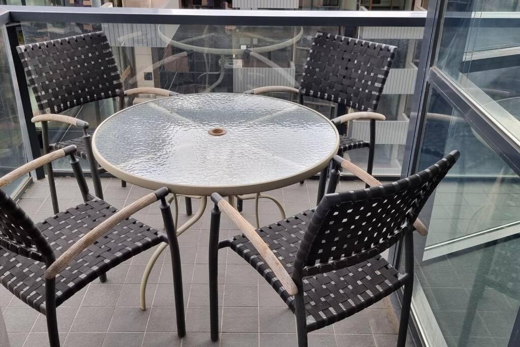 Apartment 17 Floor Waterfront Docklands 2br 2car Melbourne