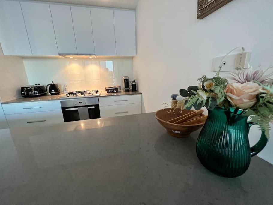 17 Floor Waterfront Docklands 2br 2car Apartment