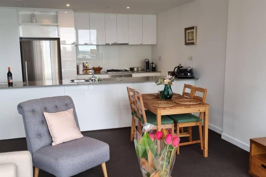 17 Floor Waterfront Docklands 2br 2car Apartment