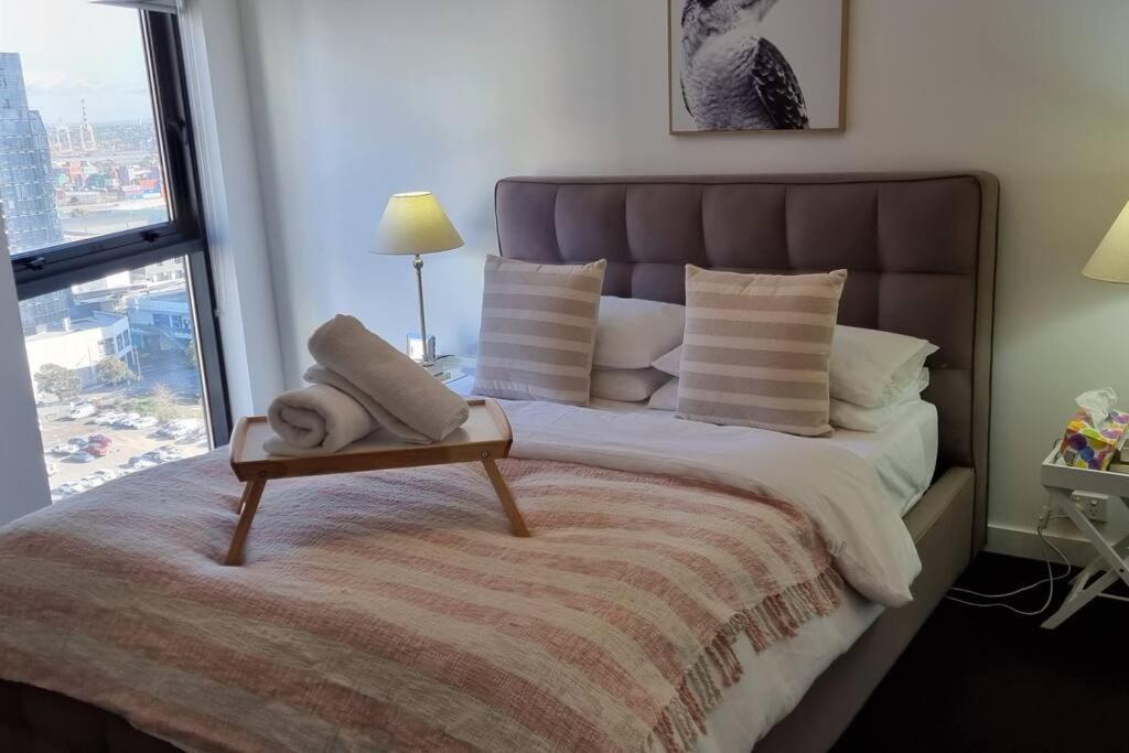 17 Floor Waterfront Docklands 2br 2car Apartment