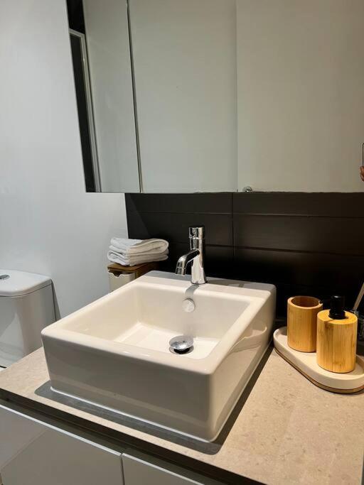 17 Floor Waterfront Docklands 2br 2car