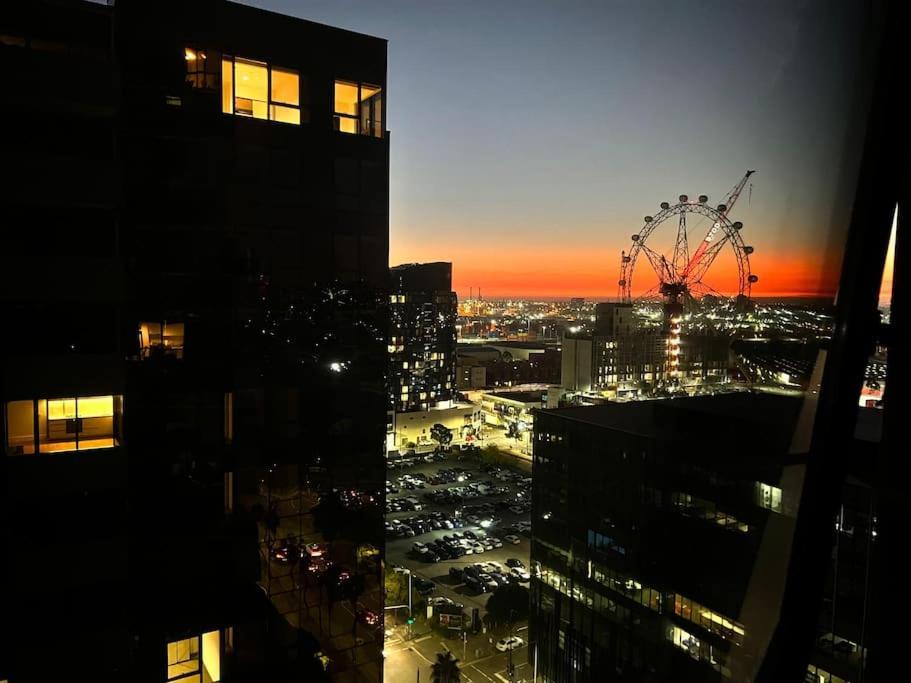 Apartment 17 Floor Waterfront Docklands 2br 2car *